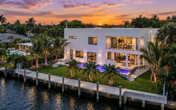 Canal waterfront homes and docks in The Cove Deerfield Beach